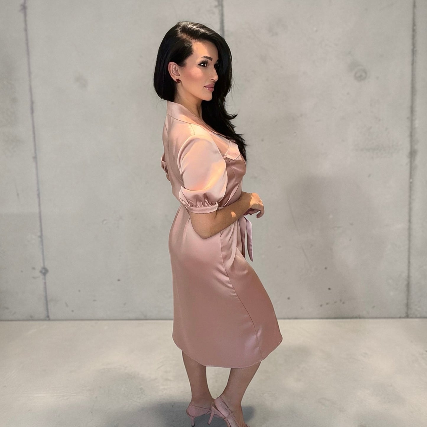 WOMEN'S SHORT SLEEVE BUTTON UP BELTED SATIN MIDI DRESS