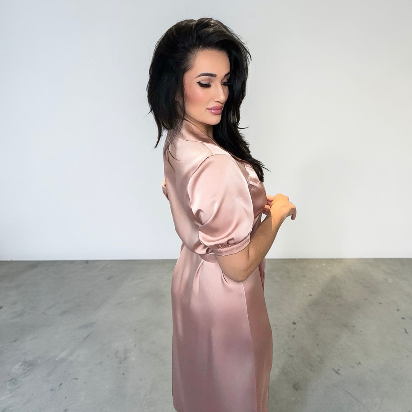 WOMEN'S SHORT SLEEVE BUTTON UP BELTED SATIN MIDI DRESS